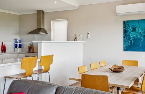 Ledge Point Apartment | Reef View, Ledge Point beachfront