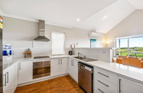 Ledge Point Apartment | Reef View, Ledge Point beachfront