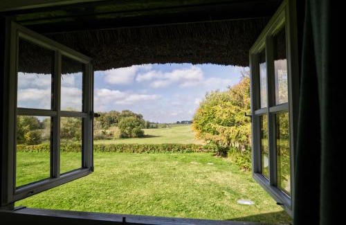 Marlow House | Reetdachhaus mit großem Garten und Kamin