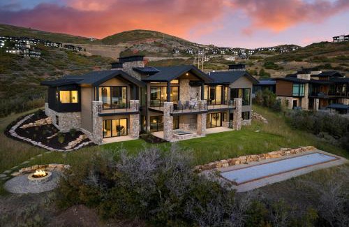 Hideout House | Reflection by AvantStay Sleeps 18 Lake Views Hot Tub Game Room