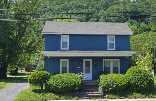 Berkeley Springs House | Refugio - wifi, fire pit, zen garden, town location, artsy vibe