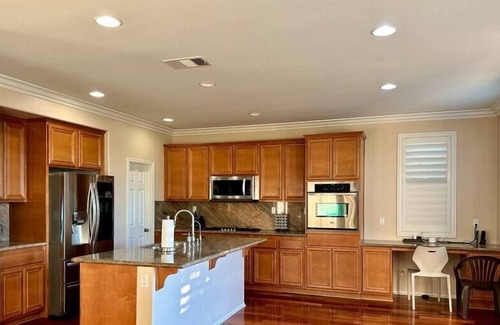 Eastvale House | Regency Eastvale newly refreshed 4BR 3BA-Sleeps 10