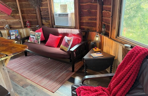 Farmersville Bed & Breakfast | Relax amongst the trees in this beautiful romantic treehouse