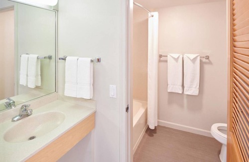 Kahului House | Relax and Recharge! 2 Comfortable and Clean Ocean Front Units, Pool