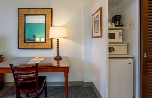 Ala Moana House | Relax and Unwind! 4 Beautiful Units, Pet-Friendly Property, Onsite Pool