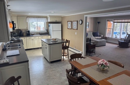 Freedom House | Relax and Unwind at Our Cozy Lakeside Cottage on Berry Bay