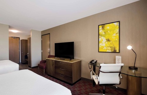 Calgary Hotel | Relax and Unwind in Affordable Room with Swimming Pool and Free Shuttle