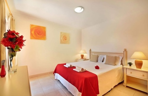 Meia Praia Hotel | Relax and Unwind! Spacious 2BR with Full Kitchen, Swimming Pool, Free Parking!