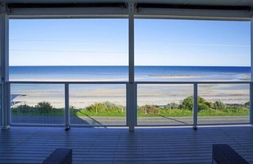 Minlacowie House | Relax at 36 ~ Sea Views, Esplanade Beachfront -Winter Off Peak Special!