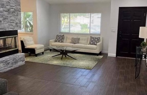 Lockhart House | Relax at home with a beautiful lake view