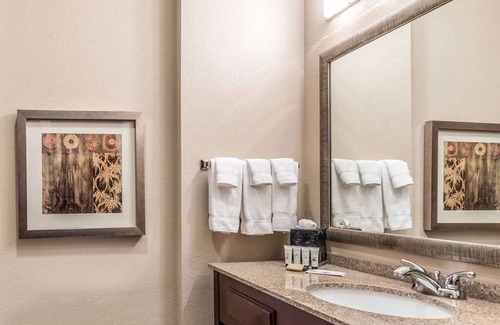 Mineral Wells Hotel | Relax & Explore with Gym, Outdoor Pool, and Nature Just Steps Away