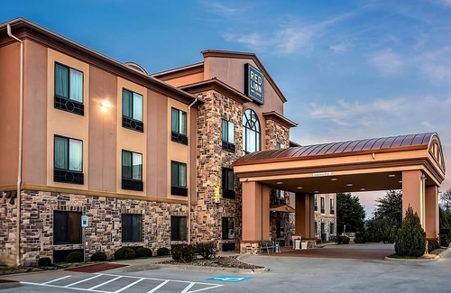 Mineral Wells Hotel | Relax & Explore with Gym, Outdoor Pool, and Nature Just Steps Away