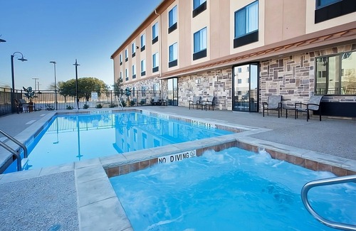 Mineral Wells Hotel | Relax & Explore with Gym, Outdoor Pool, and Nature Just Steps Away