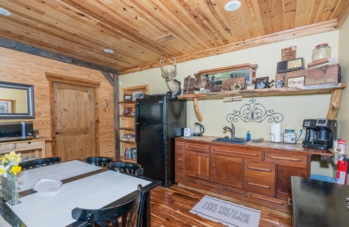 Guntersville Cabin | Relax, Fish, Golf, Shop or just sit by the fire pit and watch the deer walk by.