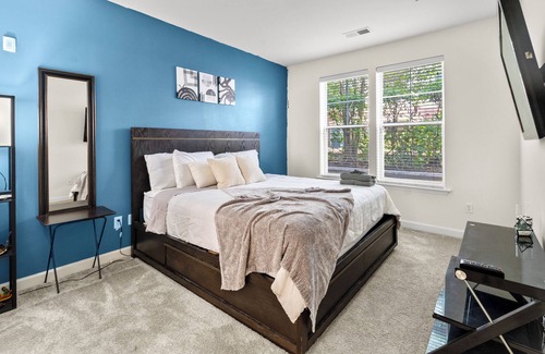 Jefferson Manor Apartment | Relax in Luxury: Movie Room and Soaking Tub NR Old Town Alexandria