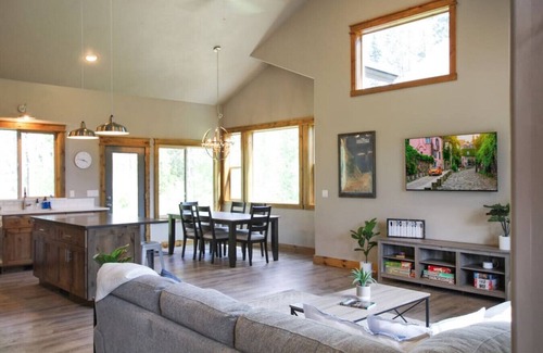 Donnelly Apartment | Relax in Style | Chic Home w/Hot Tub + Mountain Views