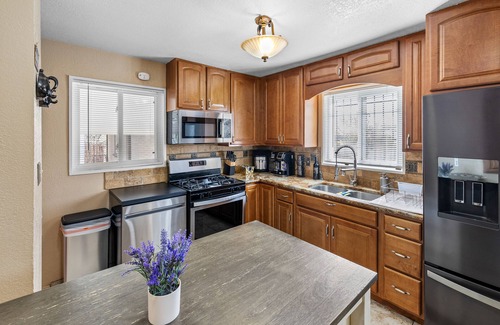 Twin Lakes House | Relax in Style - Modern 3-Bedroom Home with all the Amenities