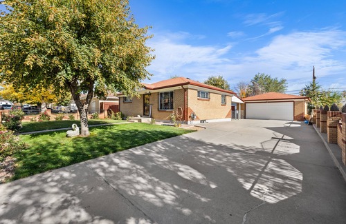 Twin Lakes House | Relax in Style - Modern 3-Bedroom Home with all the Amenities