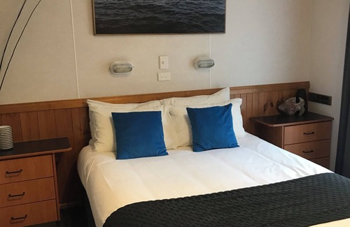 Metung Cabin | Relax in this stylish, beachy cabin in beautiful Metung. Small dog allowed.