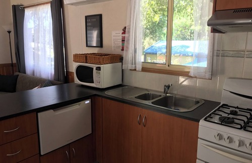 Metung Cabin | Relax in this stylish, beachy cabin in beautiful Metung. Small dog allowed.