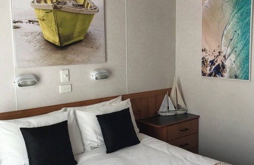 Metung Cabin | Relax in this stylish, beachy cabin in beautiful Metung. Small dog allowed.
