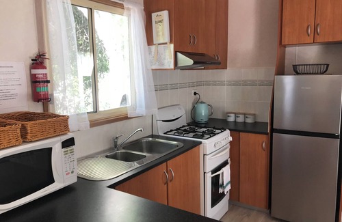 Metung Cabin | Relax in this stylish, beachy cabin in beautiful Metung. Small dog allowed.