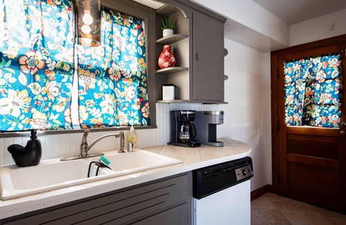 New Albany House | Relax, min from Louisville, Pet friendly, Entire house- fenced in backyard.