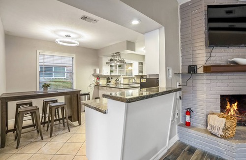 Greater Fondren Southwest House | Relax & Play in Style, Parkside Pool Table + Game Retreat