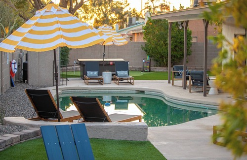 Chandler House | Relax & Recharge ~ FREE Heated Pool~Hottub~Game Rm ~ Putting Green~Arcades