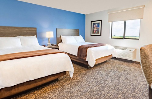 Avondale Hotel | Relax & Recharge in a Comfortable Hotel Near Phoenix West! Outdoor Pool!