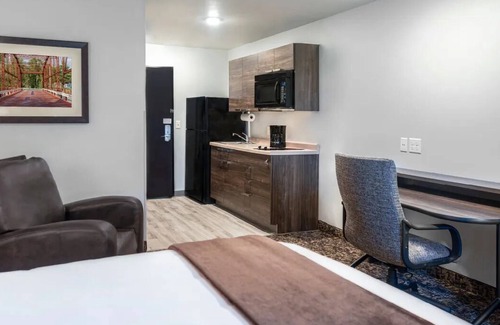 Avondale Hotel | Relax & Recharge in a Comfortable Hotel Near Phoenix West! Outdoor Pool!