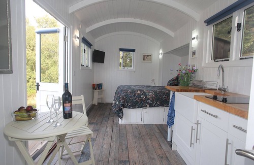 West Buckland Cabin | Relax & Recharge: Woodland Hideaway Shepherds Hut and Hot tub !
