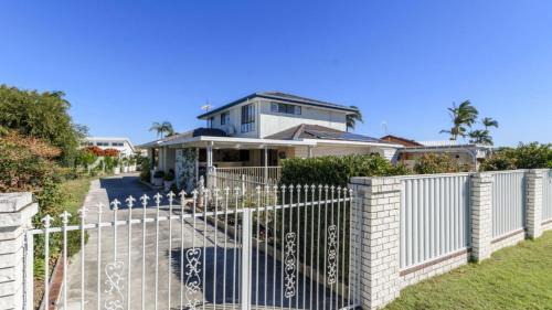 Sandstone Point House | Relax & Unwind Poolside Paradise