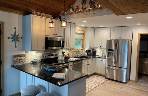 Waupaca House | Relaxation and Fun Await at The Lakewood Lodge on Twin Lake