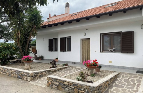 Albenga House | Relaxation with apartment In villa surrounded by greenery.