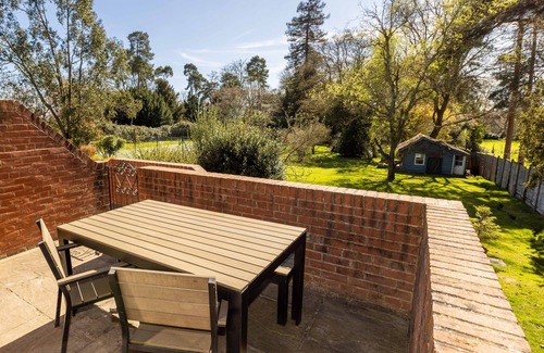 Yalding Cottage | Relaxed Family Cottage with Gardens, Tennis & Space for Kids to Unwind