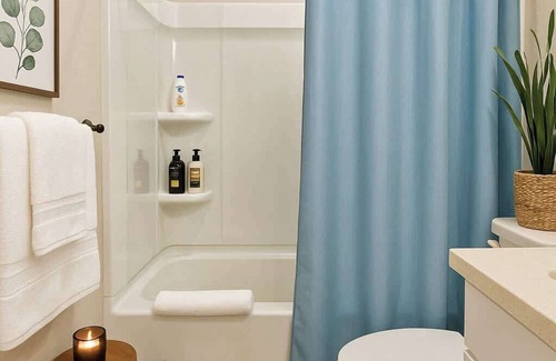 Glendale Apartment | Relaxing 2BD | 3Bed | 70" Smart TV | Free Parking