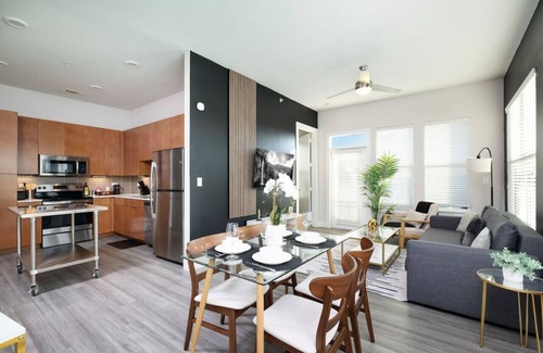King William Apartment | Relaxing 2BR w Gym, Pkng , Near King Wms & Towers