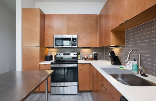 King William Apartment | Relaxing 2BR w Gym, Pkng , Near King Wms & Towers