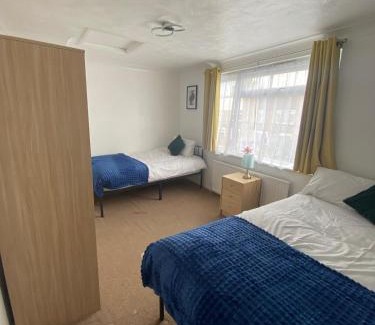 Harlow House | Relaxing 3 bed Comfy Garden Retreat In Harlow
