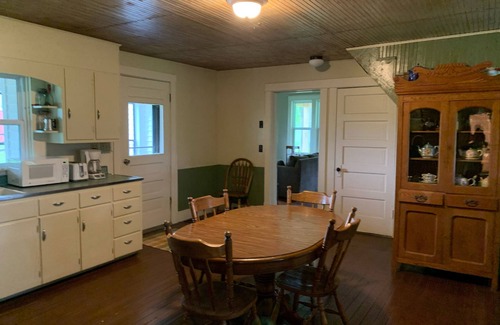 Hermann Other | Relaxing and cozy farmhouse a few miles from the town of Hermann!