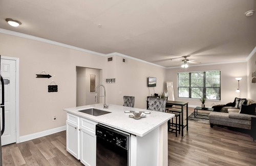 Houston Apartment | Relaxing and stylish Houston Getaway!