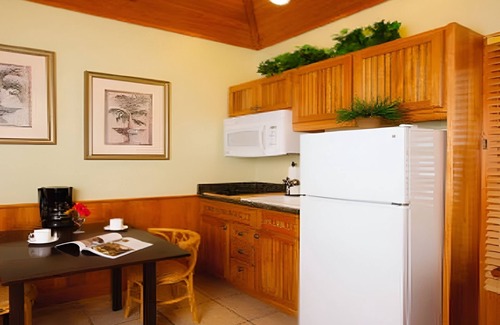 Captiva Hotel | Relaxing Bay Cottage | Kitchen | Free Parking | Outdoor Swimming Pool