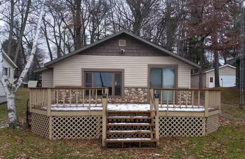 Iola Cabin | Relaxing Cottage Steps From the Lake