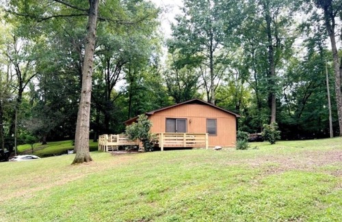 Bristol Cabin | Relaxing Creekside Retreat - Firepit, Outdoor Dining, Creek View, Sleeps 4