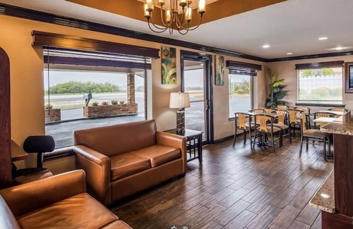 Decatur Hotel | Relaxing Decatur Getaway | Budget-friendly Room | Relaxing Outdoor Pool