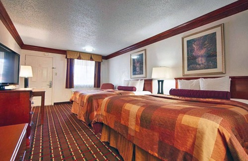 Decatur Hotel | Relaxing Decatur Getaway | Budget-friendly Room | Relaxing Outdoor Pool