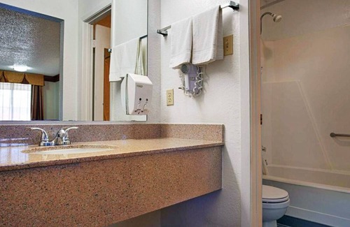 Decatur Hotel | Relaxing Decatur Getaway | Budget-friendly Room | Relaxing Outdoor Pool