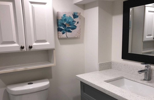 Belleville House | Relaxing family suite 10 min walk from the Lakeshore and pet friendly!