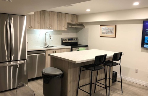 Belleville House | Relaxing family suite 10 min walk from the Lakeshore and pet friendly!